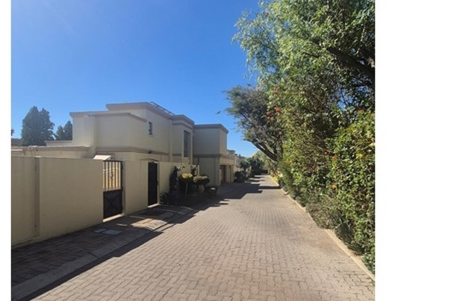 To Let 4 Bedroom Property for Rent in Sunninghill Gauteng