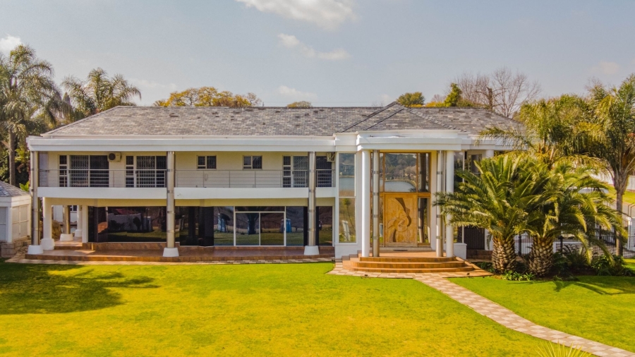 5 Bedroom Property for Sale in Lakefield Gauteng