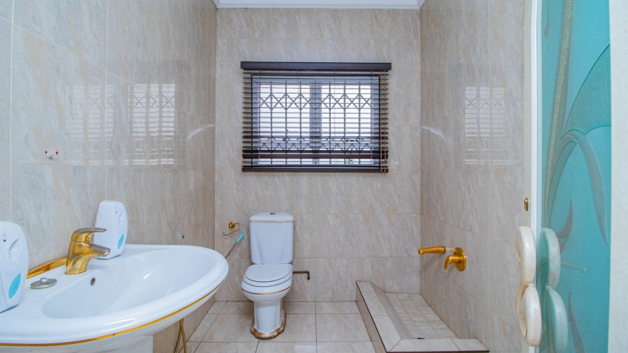 5 Bedroom Property for Sale in Lakefield Gauteng