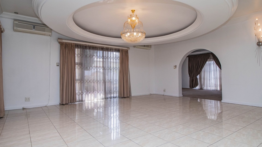 5 Bedroom Property for Sale in Lakefield Gauteng