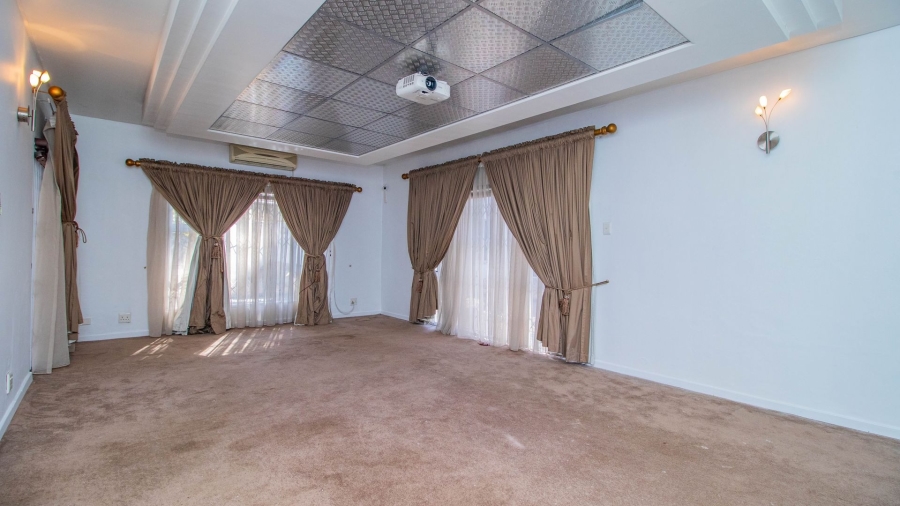 5 Bedroom Property for Sale in Lakefield Gauteng
