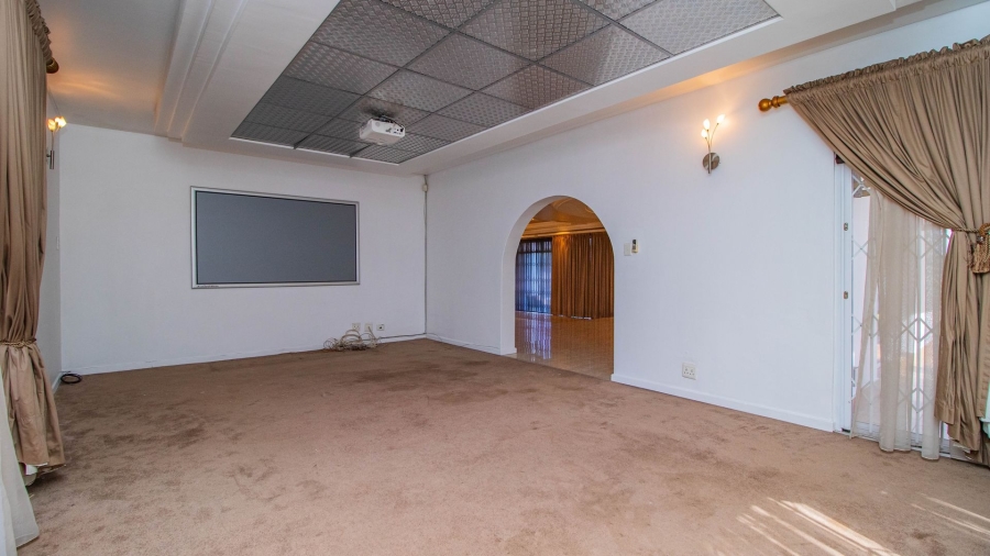 5 Bedroom Property for Sale in Lakefield Gauteng