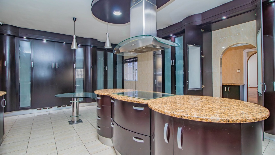 5 Bedroom Property for Sale in Lakefield Gauteng