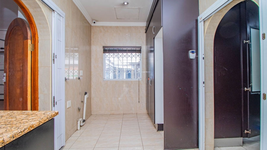 5 Bedroom Property for Sale in Lakefield Gauteng
