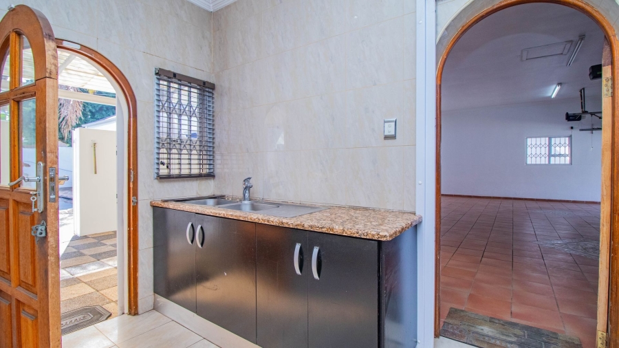 5 Bedroom Property for Sale in Lakefield Gauteng