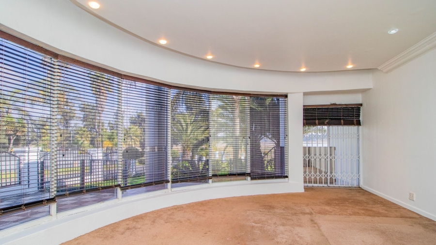 5 Bedroom Property for Sale in Lakefield Gauteng