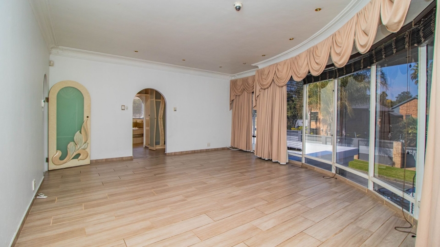 5 Bedroom Property for Sale in Lakefield Gauteng