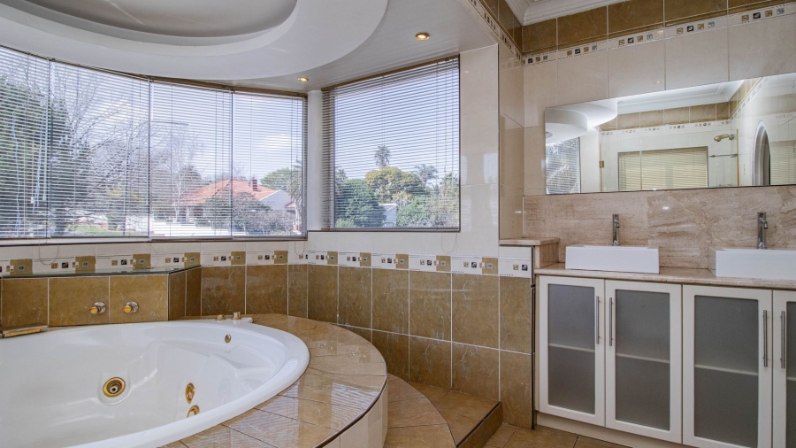 5 Bedroom Property for Sale in Lakefield Gauteng