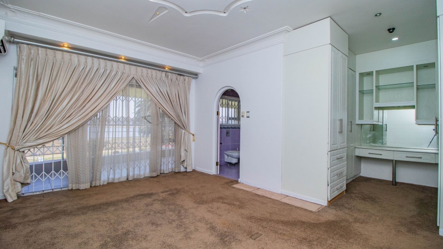 5 Bedroom Property for Sale in Lakefield Gauteng