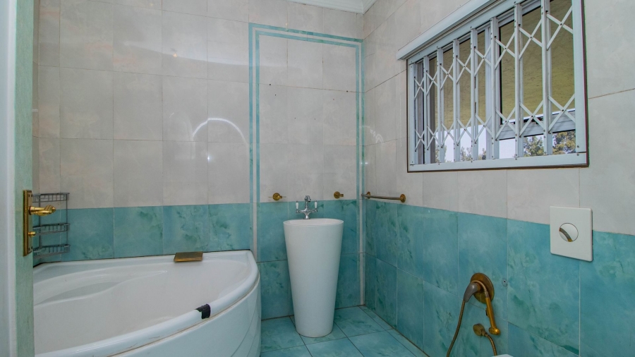 5 Bedroom Property for Sale in Lakefield Gauteng