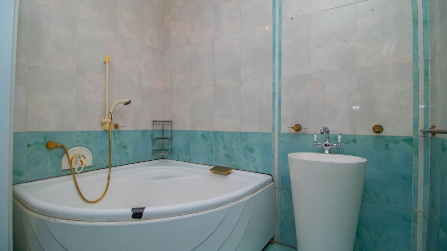 5 Bedroom Property for Sale in Lakefield Gauteng