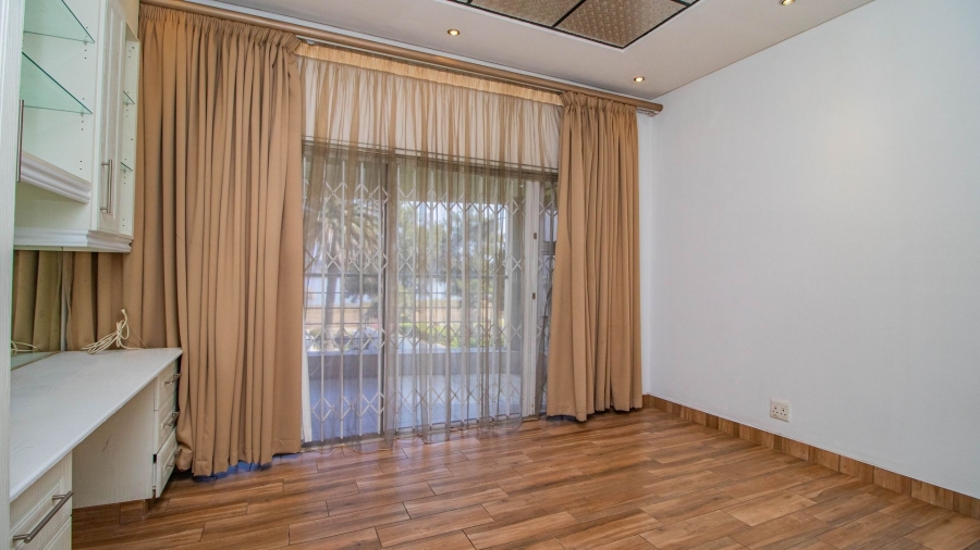 5 Bedroom Property for Sale in Lakefield Gauteng