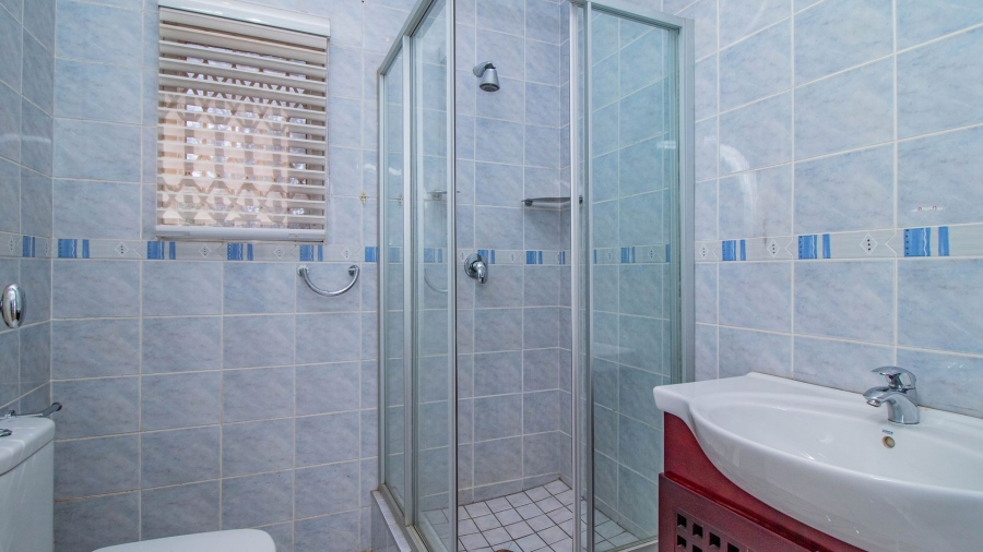 5 Bedroom Property for Sale in Lakefield Gauteng