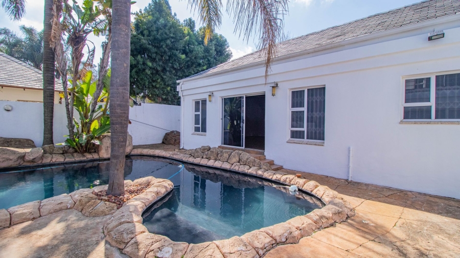 5 Bedroom Property for Sale in Lakefield Gauteng