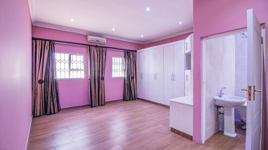 5 Bedroom Property for Sale in Lakefield Gauteng