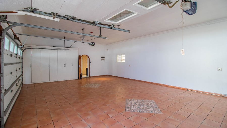 5 Bedroom Property for Sale in Lakefield Gauteng