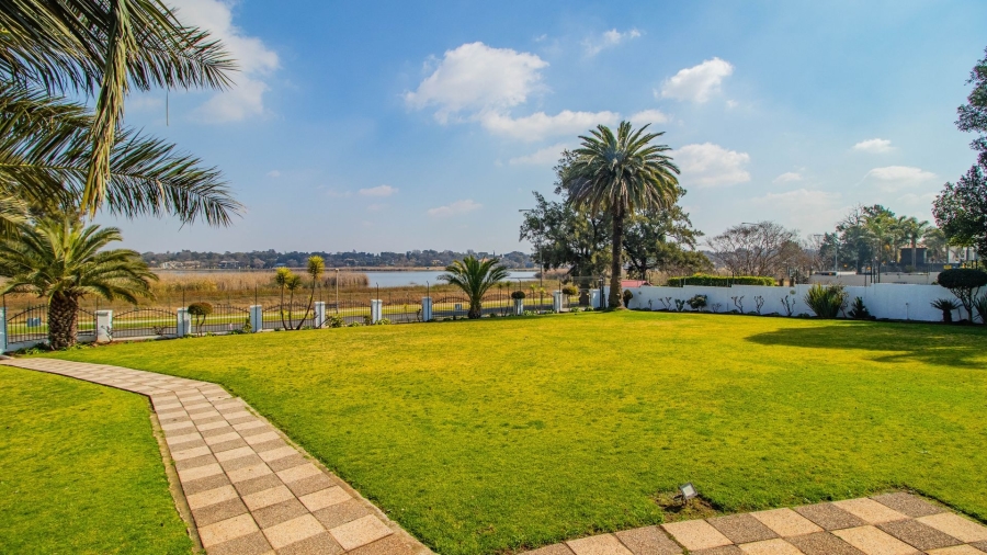 5 Bedroom Property for Sale in Lakefield Gauteng