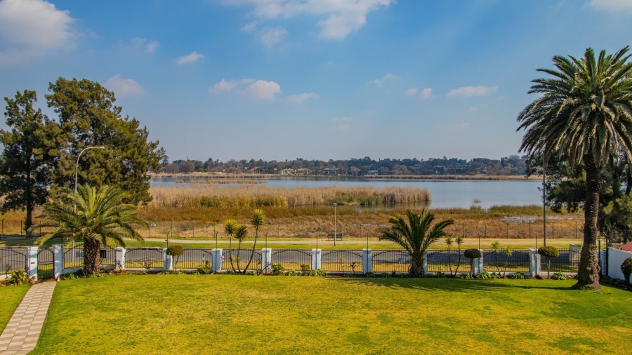 5 Bedroom Property for Sale in Lakefield Gauteng