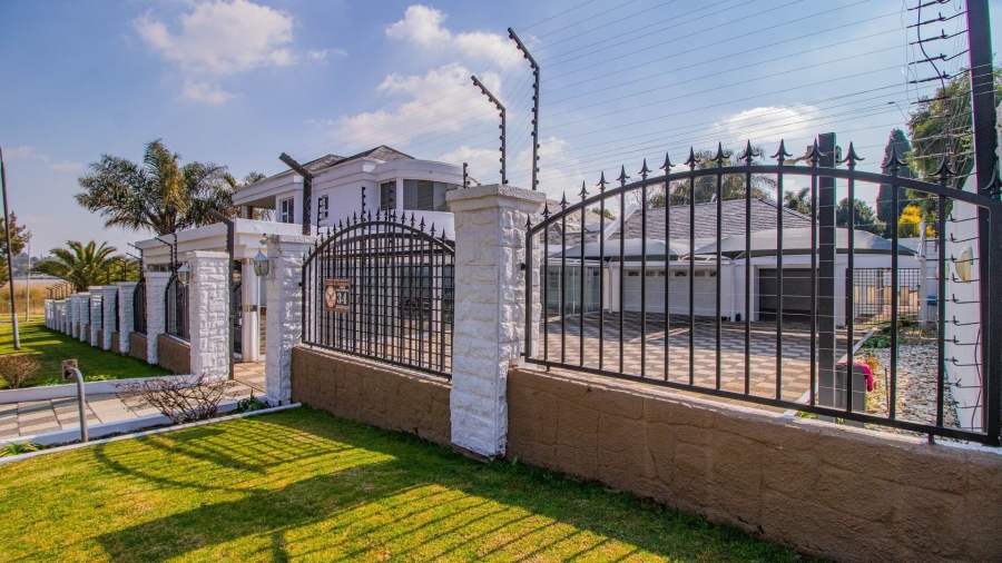 5 Bedroom Property for Sale in Lakefield Gauteng