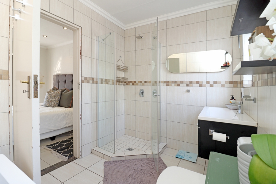 5 Bedroom Property for Sale in Glenhazel Gauteng