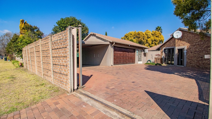 3 Bedroom Property for Sale in Country View Gauteng