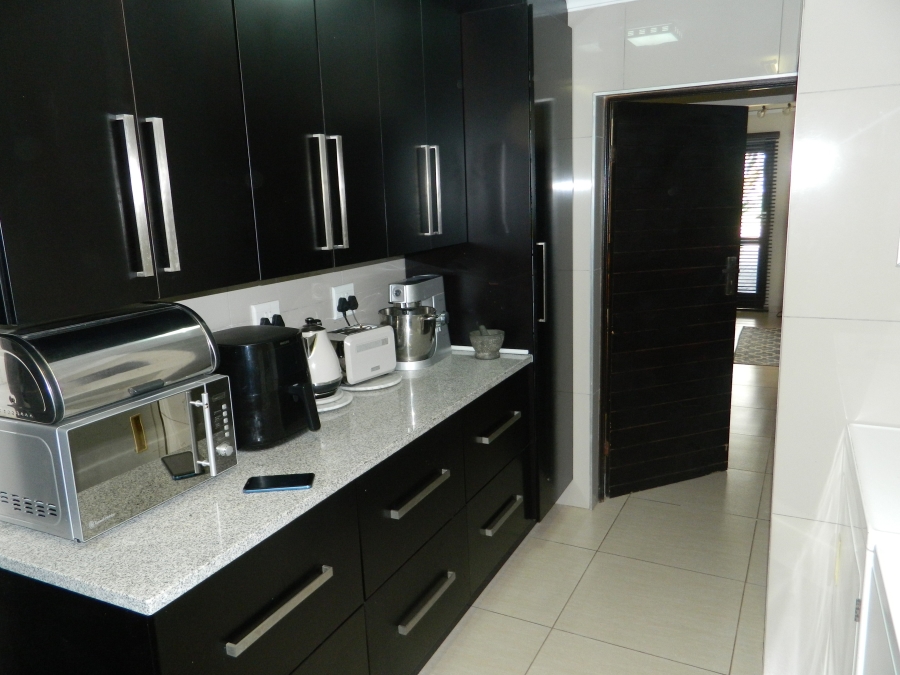 5 Bedroom Property for Sale in Silver Lakes Golf Estate Gauteng