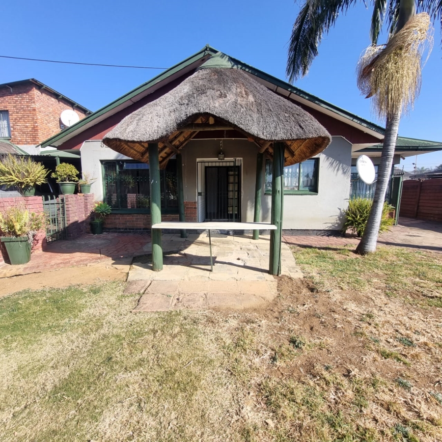 To Let 4 Bedroom Property for Rent in Booysens Gauteng