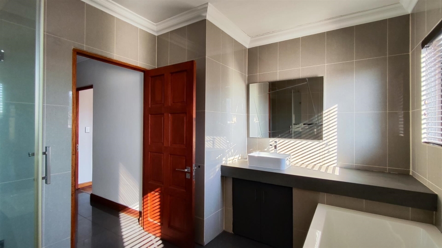 5 Bedroom Property for Sale in Glen Erasmia Gauteng