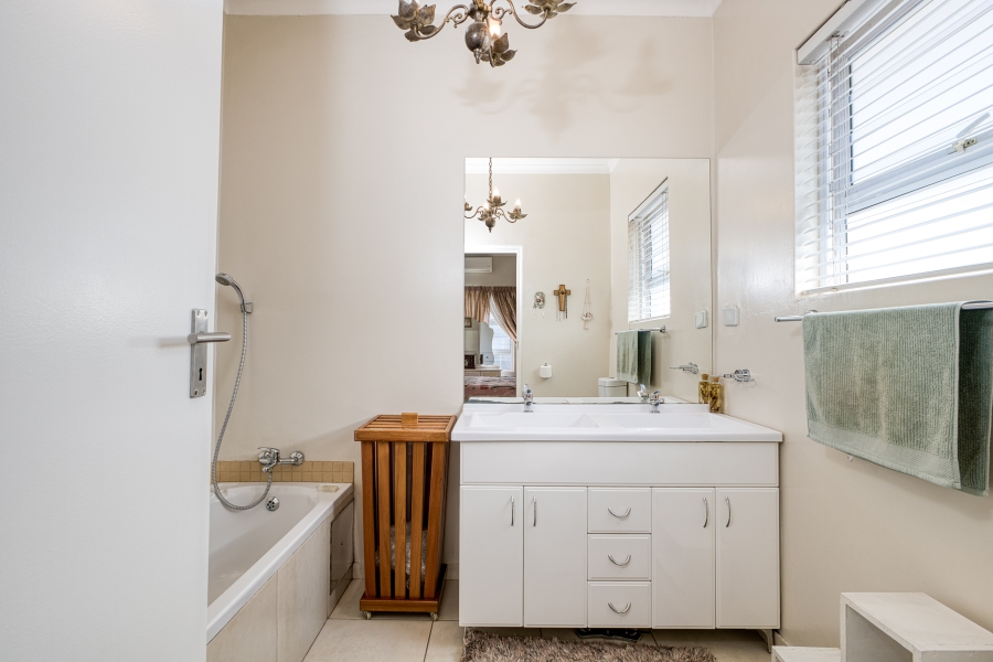 2 Bedroom Property for Sale in Linden Gauteng