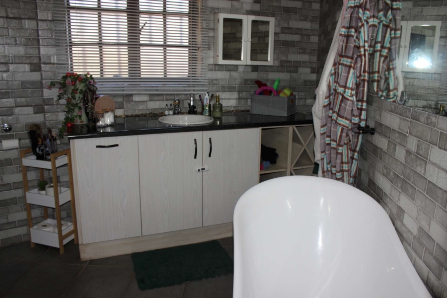 7 Bedroom Property for Sale in Zandfontein AH Gauteng