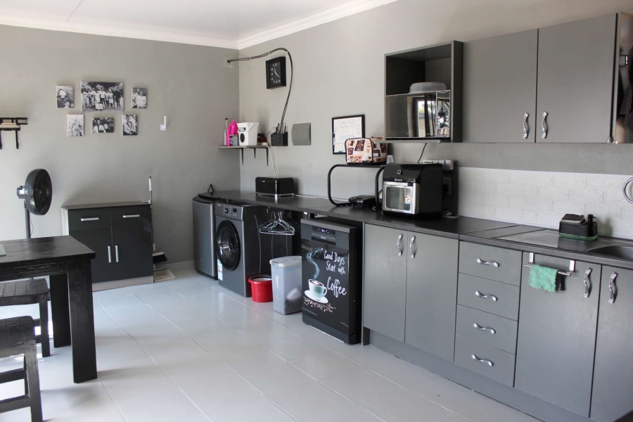 7 Bedroom Property for Sale in Zandfontein AH Gauteng