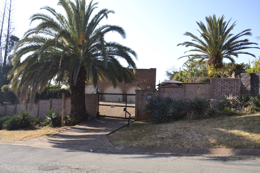 4 Bedroom Property for Sale in Roodekrans Gauteng