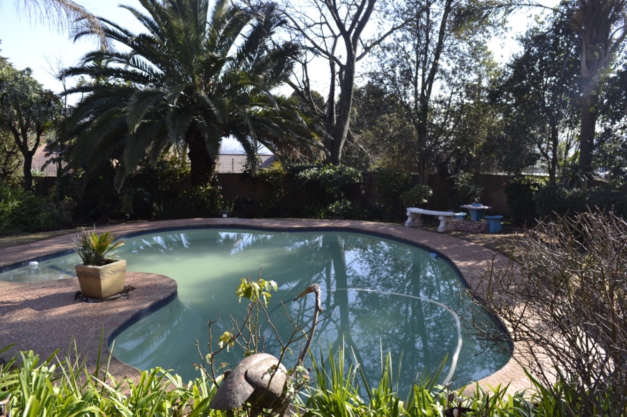 4 Bedroom Property for Sale in Roodekrans Gauteng