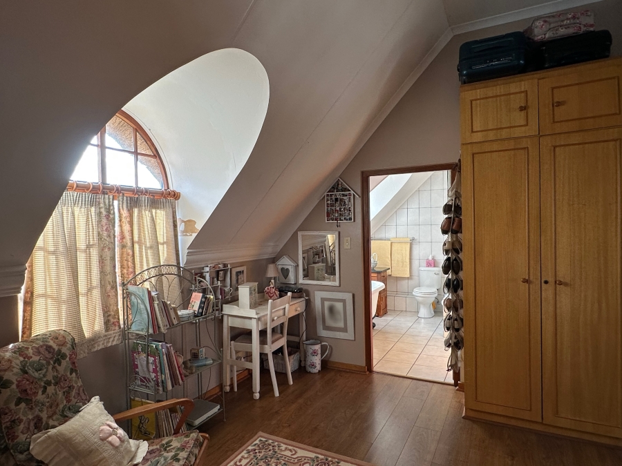 5 Bedroom Property for Sale in Waverley Gauteng