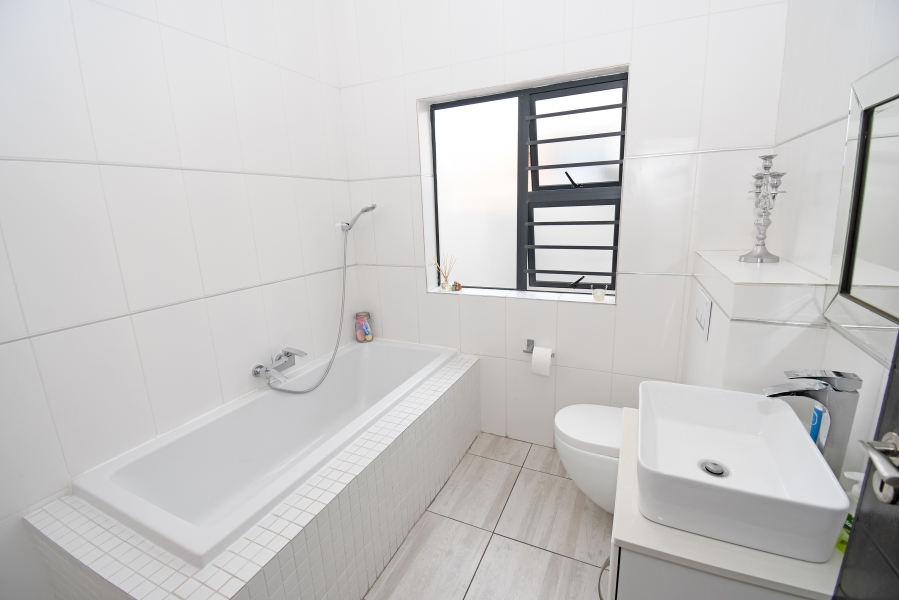 To Let 4 Bedroom Property for Rent in Copperleaf Estate Gauteng