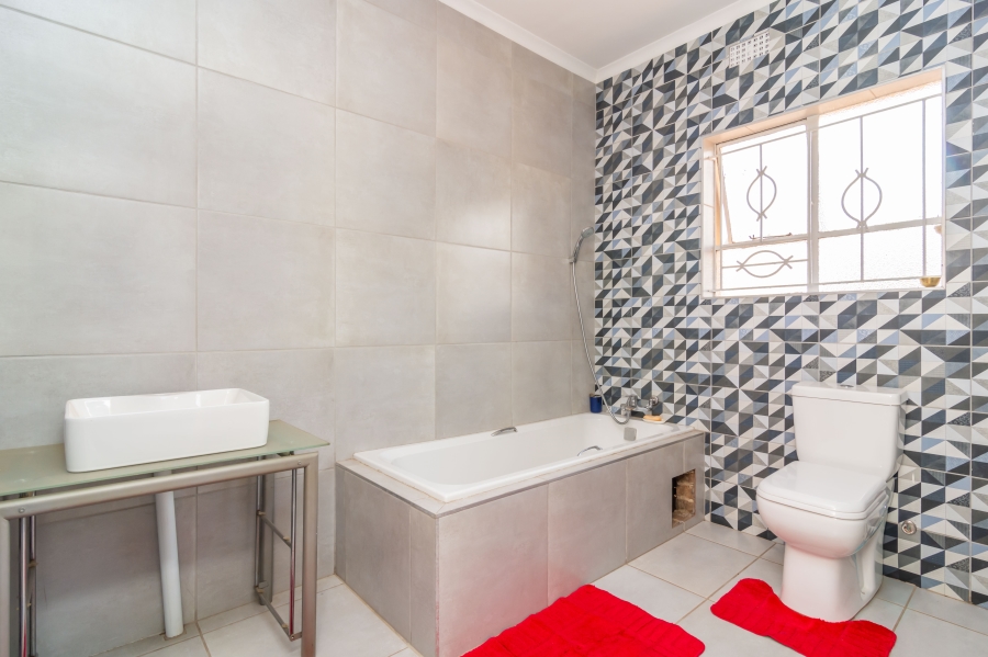 4 Bedroom Property for Sale in Fleurhof Gauteng