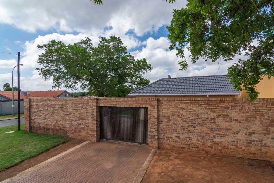 4 Bedroom Property for Sale in Fleurhof Gauteng