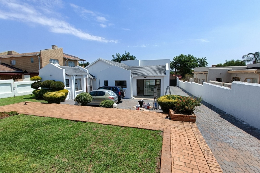 6 Bedroom Property for Sale in Country View Gauteng