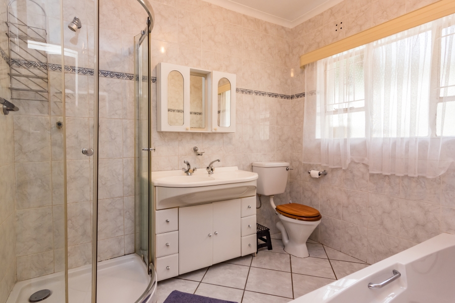 5 Bedroom Property for Sale in Constantia Kloof Gauteng