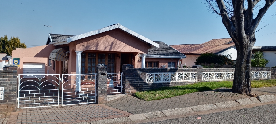 To Let 3 Bedroom Property for Rent in Bosmont Gauteng