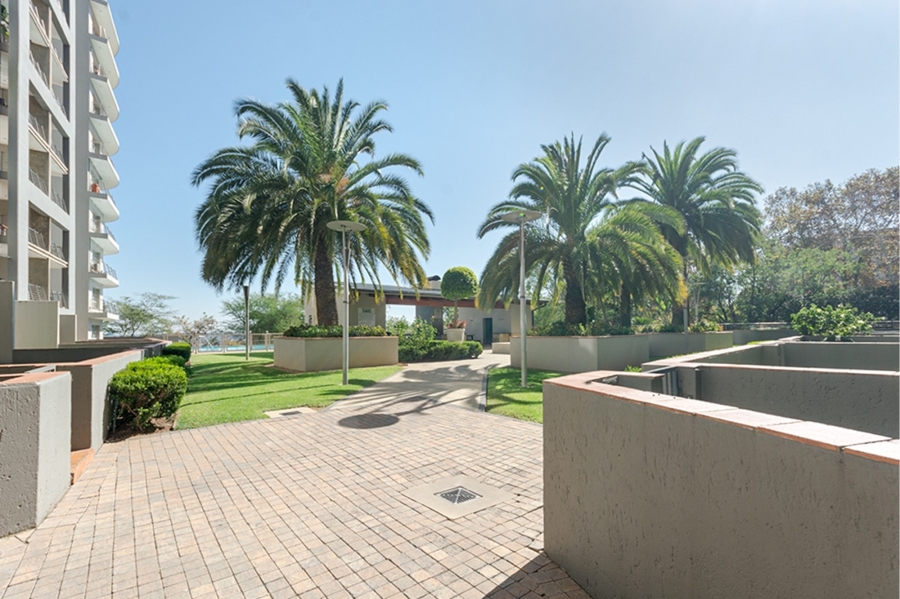 To Let 2 Bedroom Property for Rent in Sandhurst Gauteng