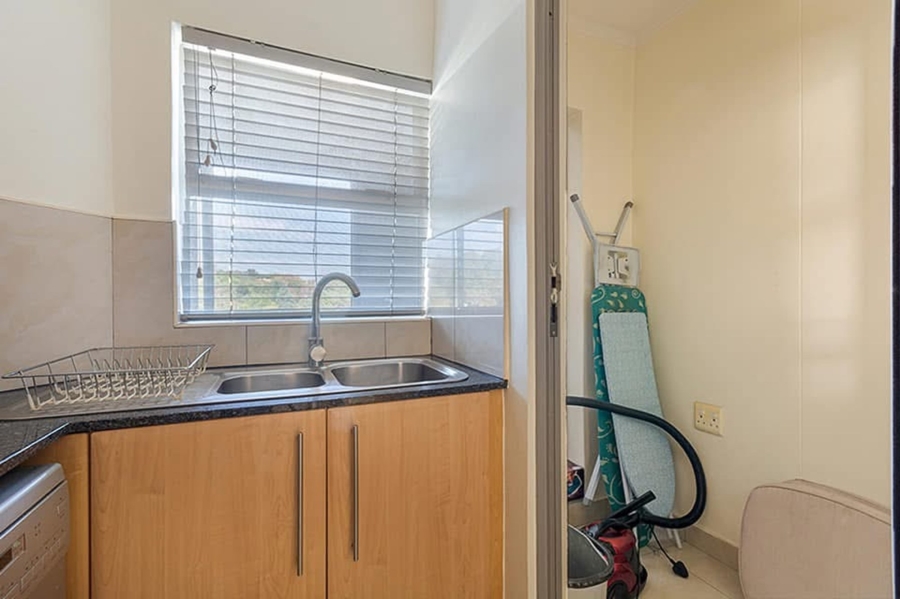 To Let 2 Bedroom Property for Rent in Sandhurst Gauteng