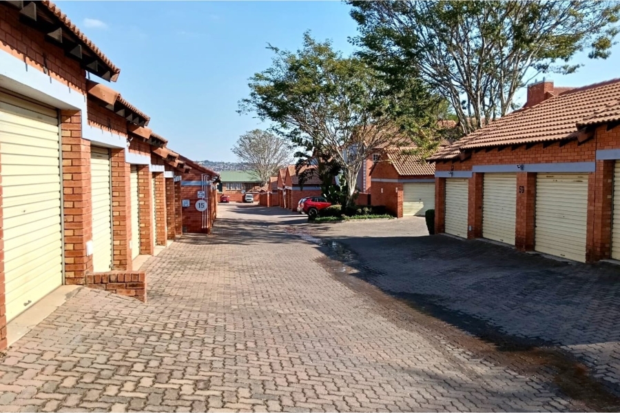 2 Bedroom Property for Sale in Die Hoewes Gauteng