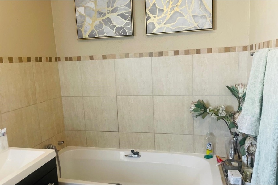 4 Bedroom Property for Sale in Noordwyk Gauteng