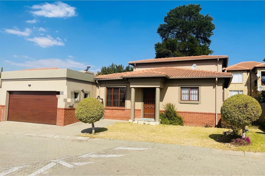 4 Bedroom Property for Sale in Noordwyk Gauteng