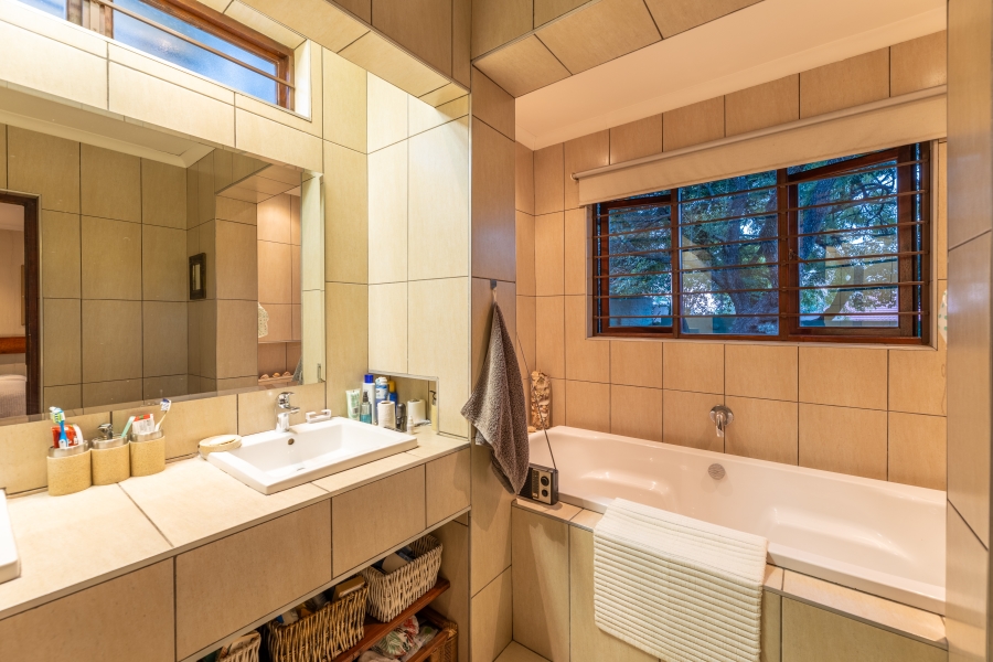 5 Bedroom Property for Sale in Lonehill Gauteng