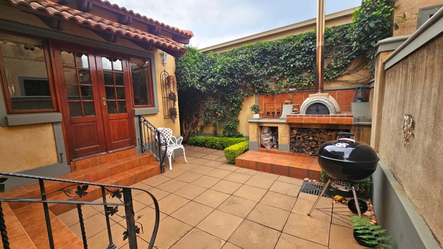 To Let 2 Bedroom Property for Rent in Faerie Glen Gauteng