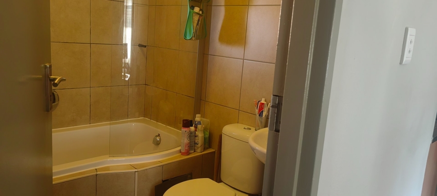 2 Bedroom Property for Sale in Olifantsvlei Gauteng