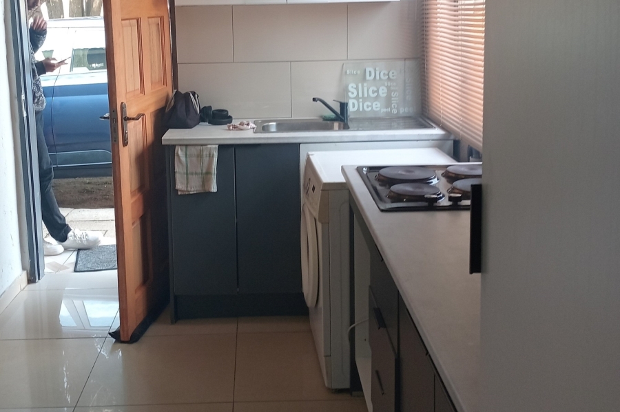 To Let 1 Bedroom Property for Rent in Lombardy East Gauteng