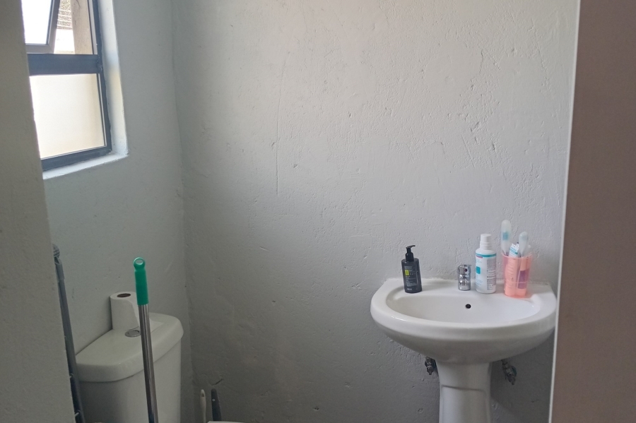 To Let 1 Bedroom Property for Rent in Lombardy East Gauteng